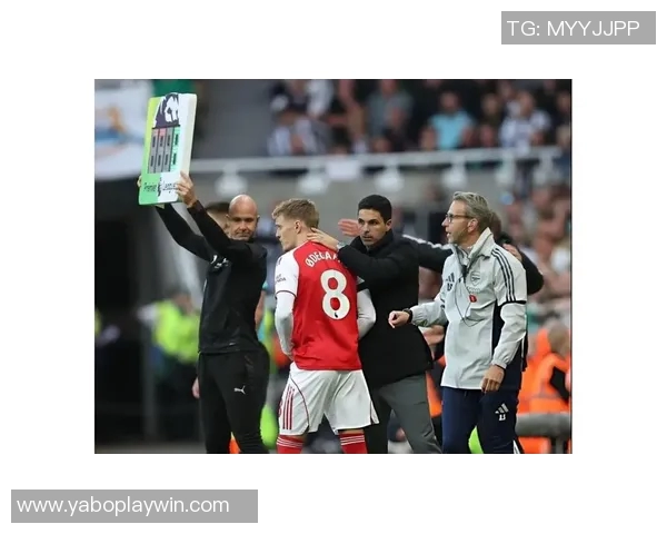 阿森纳与纽卡工作人员冲突现场惊现干草叉引发热议